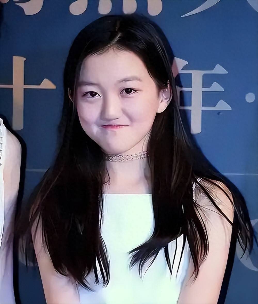 王菲没想到,和李亚鹏离婚12年后,小女儿李嫣已经开始为她争光了