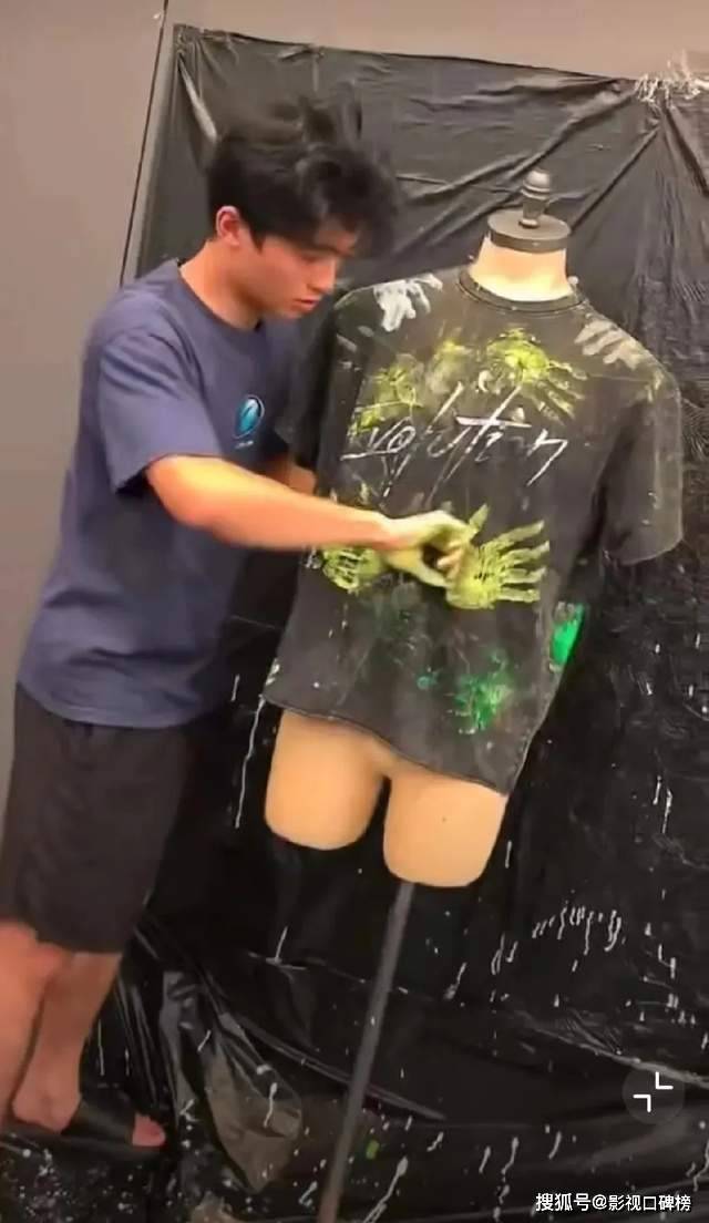 谢霆锋在杭州开演唱会,奚梦瑶夫妻到场,Lucas参与爸爸服装设计 谢霆锋在杭州开演唱会,奚梦瑶夫妻到场,Lucas参与爸爸服装设计