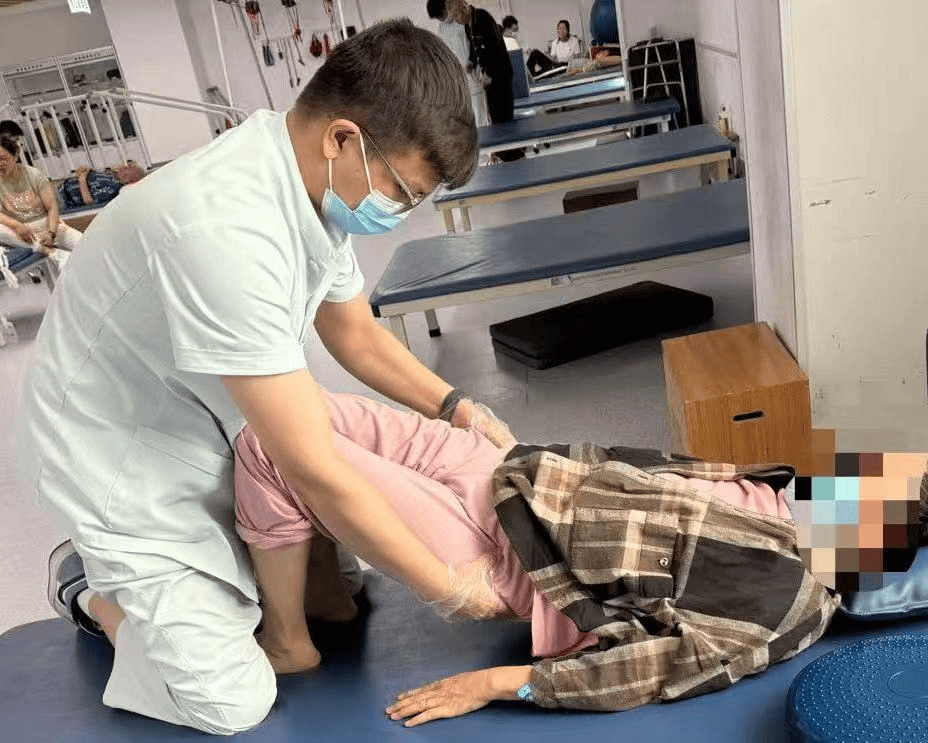 唤醒偏瘫的肢体 整体促通技术