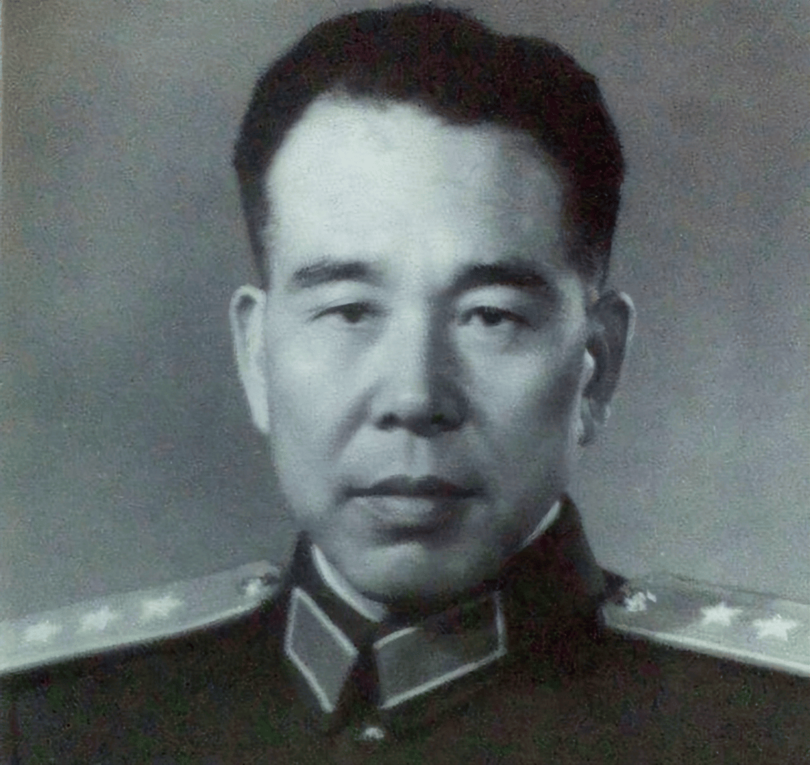 黄阳在1981年从监狱获释后，被分配到三间公寓，