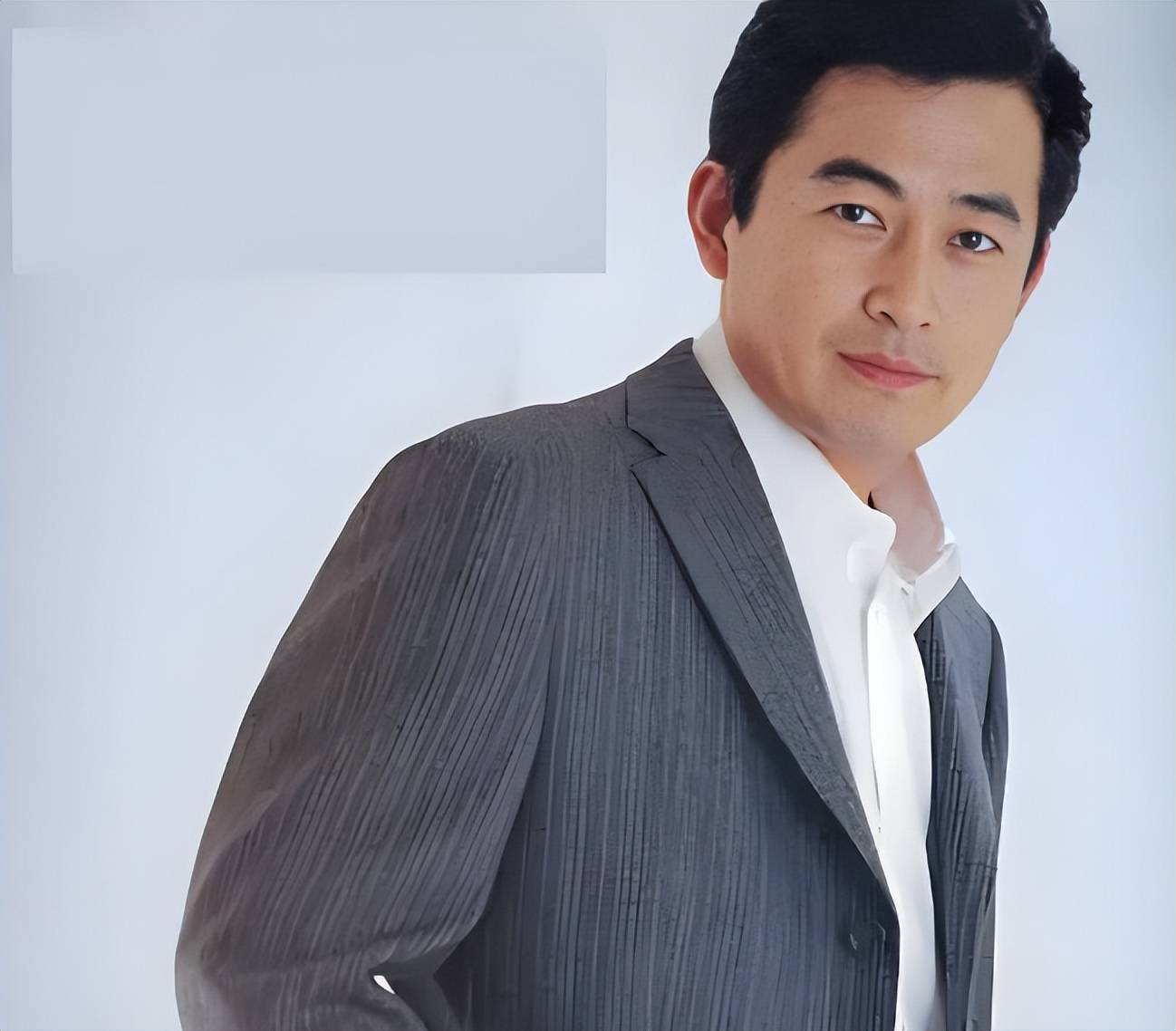 演员王志飞:愧对聋哑父母,当众大骂儿子,二婚妻子竟是熟悉的她