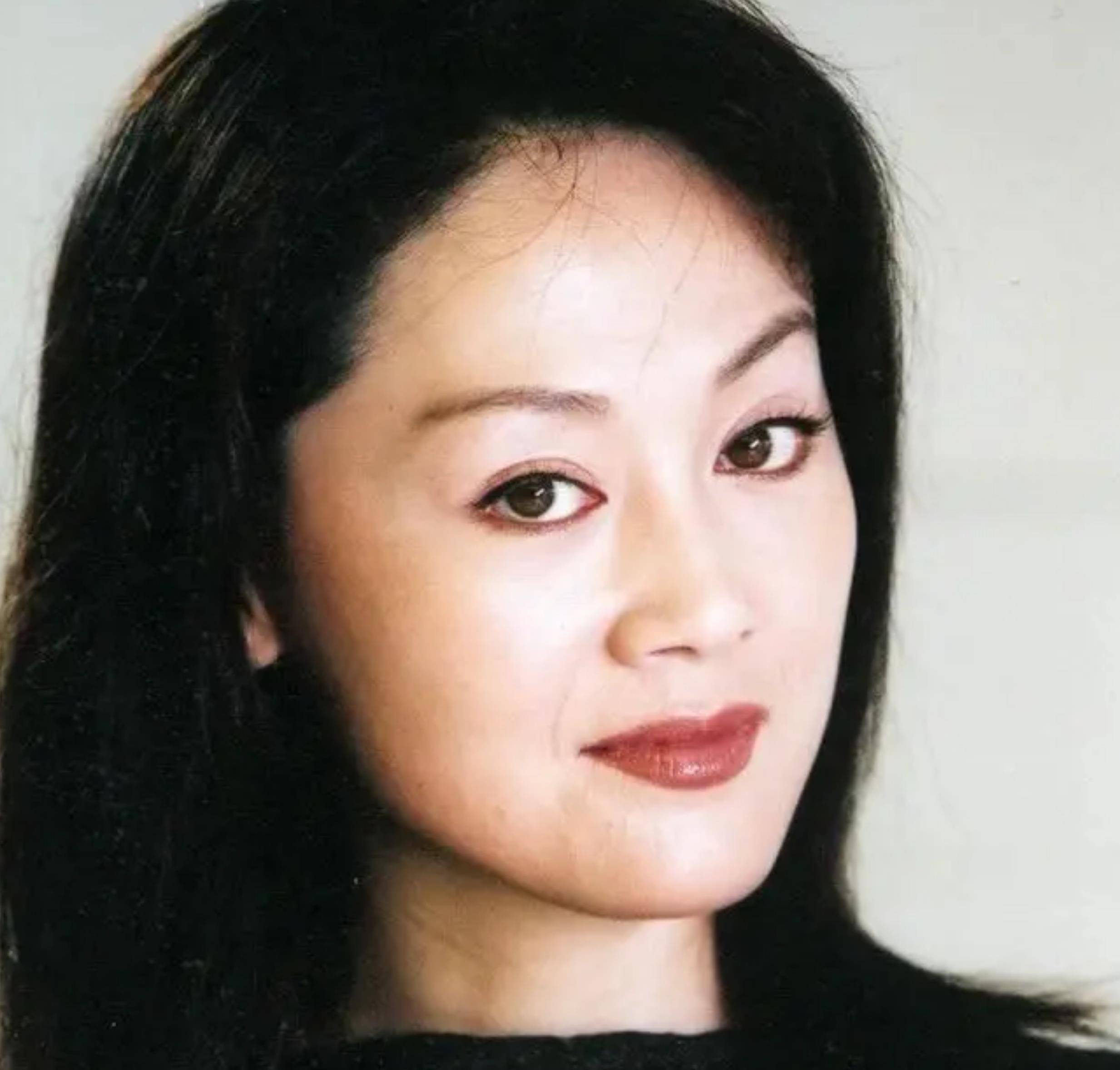 演员王姬:与初恋结婚儿女双全,有得有失悲喜交加,至今还在拍戏