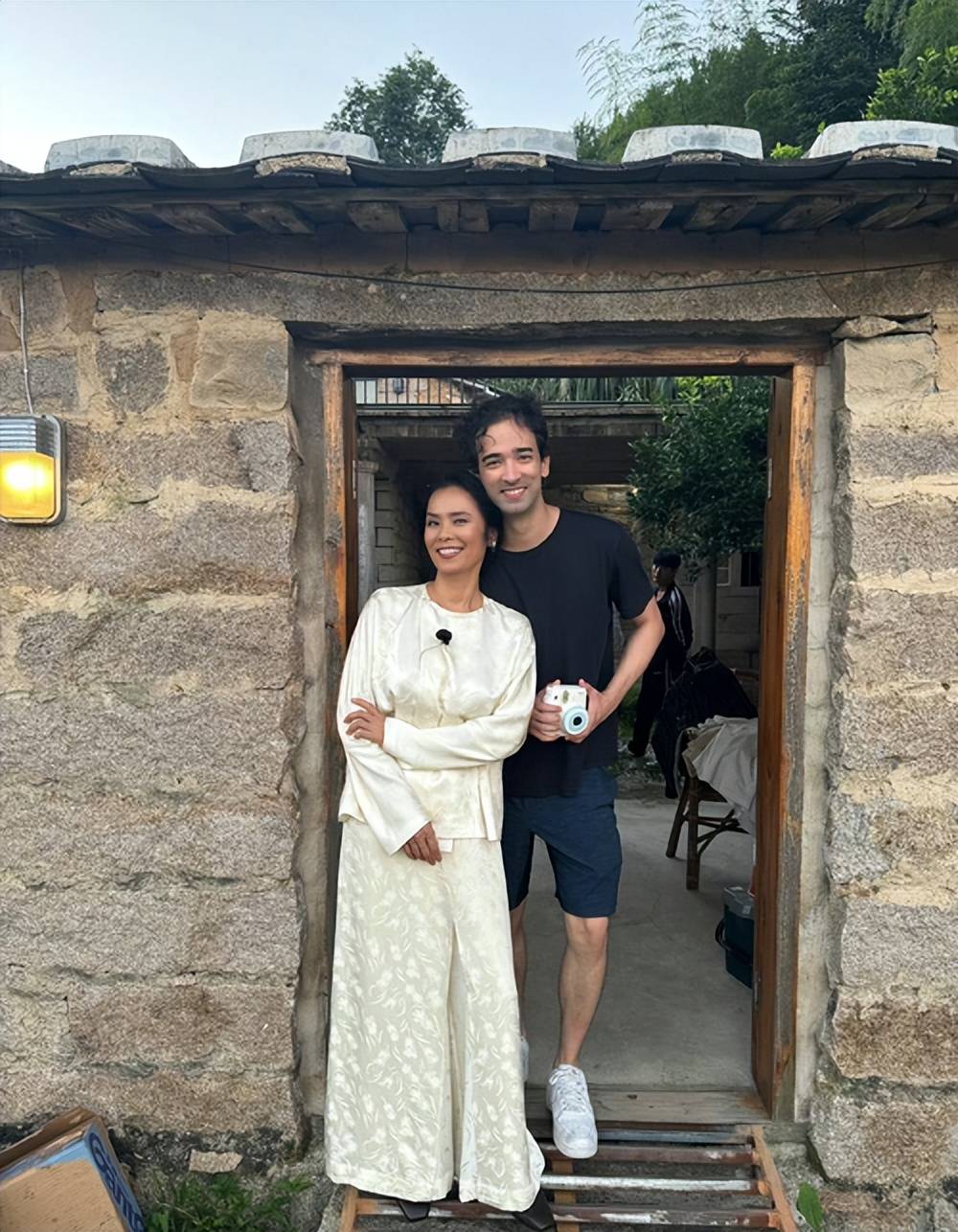 62岁韦唯经历生死考验脊柱断裂已恢复两个混血儿子回国相伴