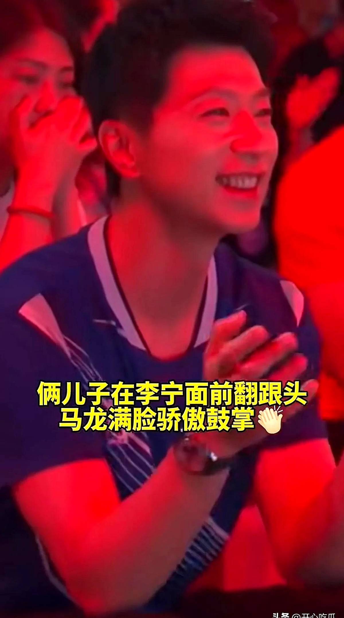 马龙两个儿子当童模走秀,舞台上单手翻跟头,活泼帅气有运动天赋