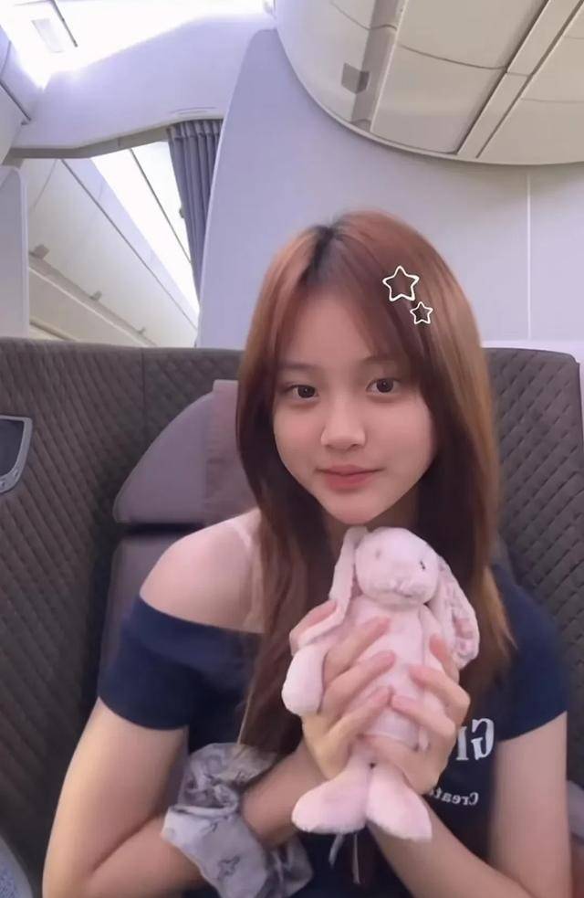贾乃亮带女儿现身新加坡环球影城,12岁甜馨穿露肩装真人皮肤偏黑