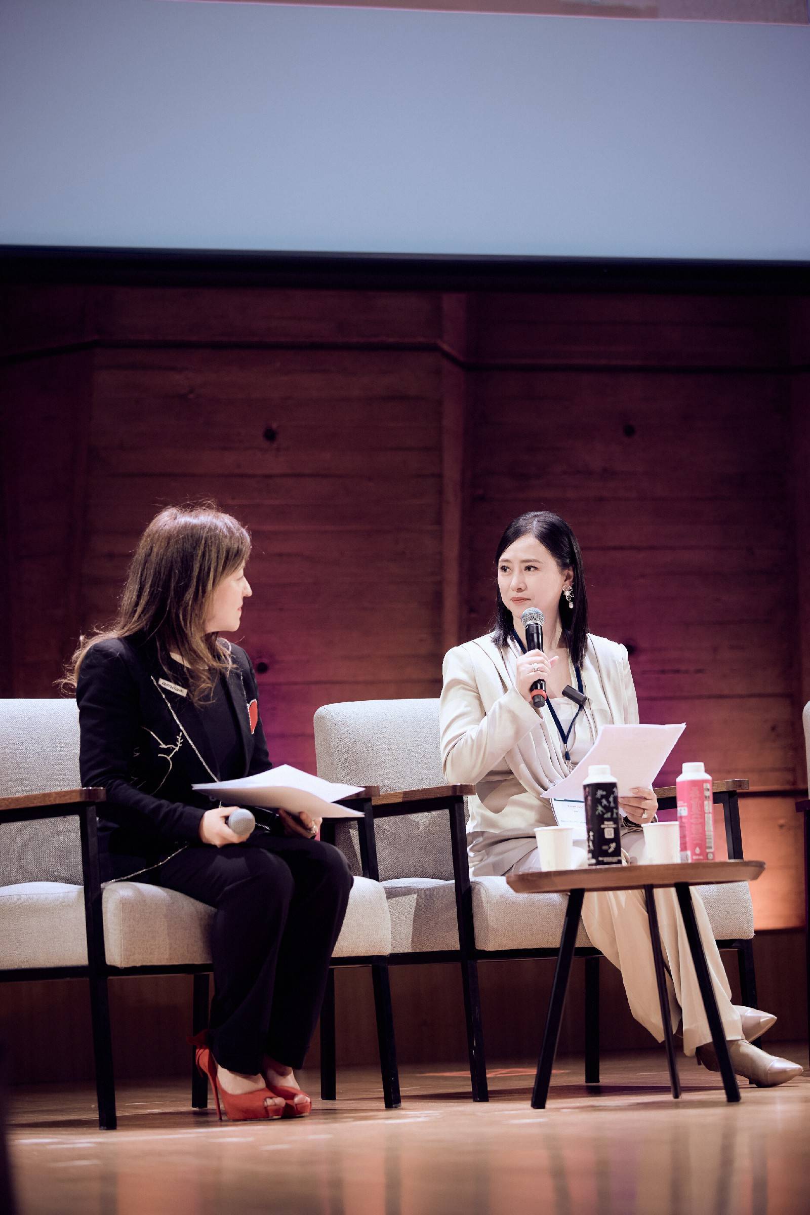 翁虹在景区跳舞再现"猫妖"形象!56岁的她风韵不减,反而更迷人