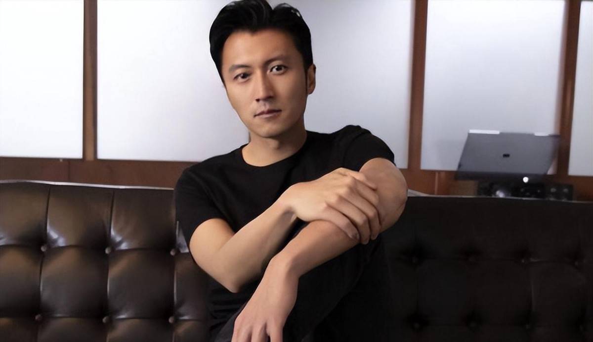 成龙一句话,戳穿了谢霆锋的"真实处境",32岁的他可算迎来今天