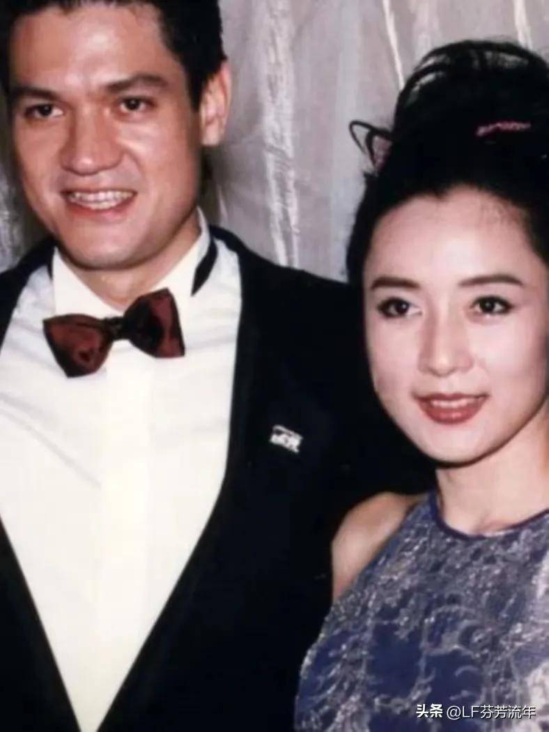 每当谢艾文拉起小提琴时,吕秀菱便会心领神会地接过琵琶与之合奏