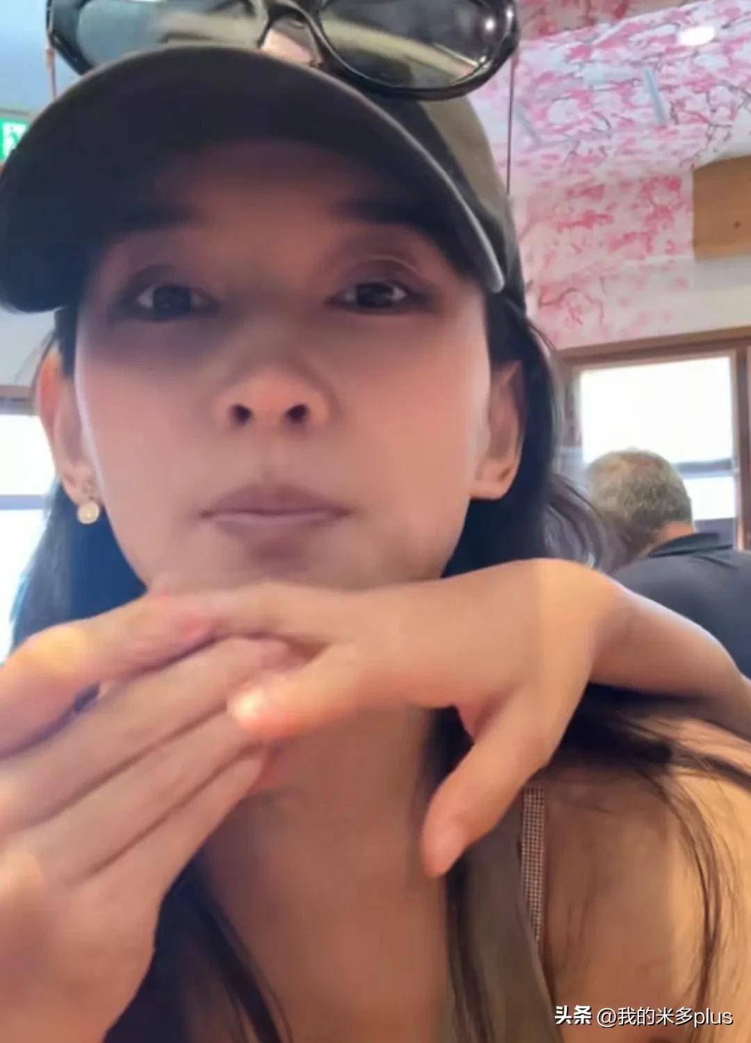 森林北首次晒8岁女儿孩子梳马尾很像醒醒