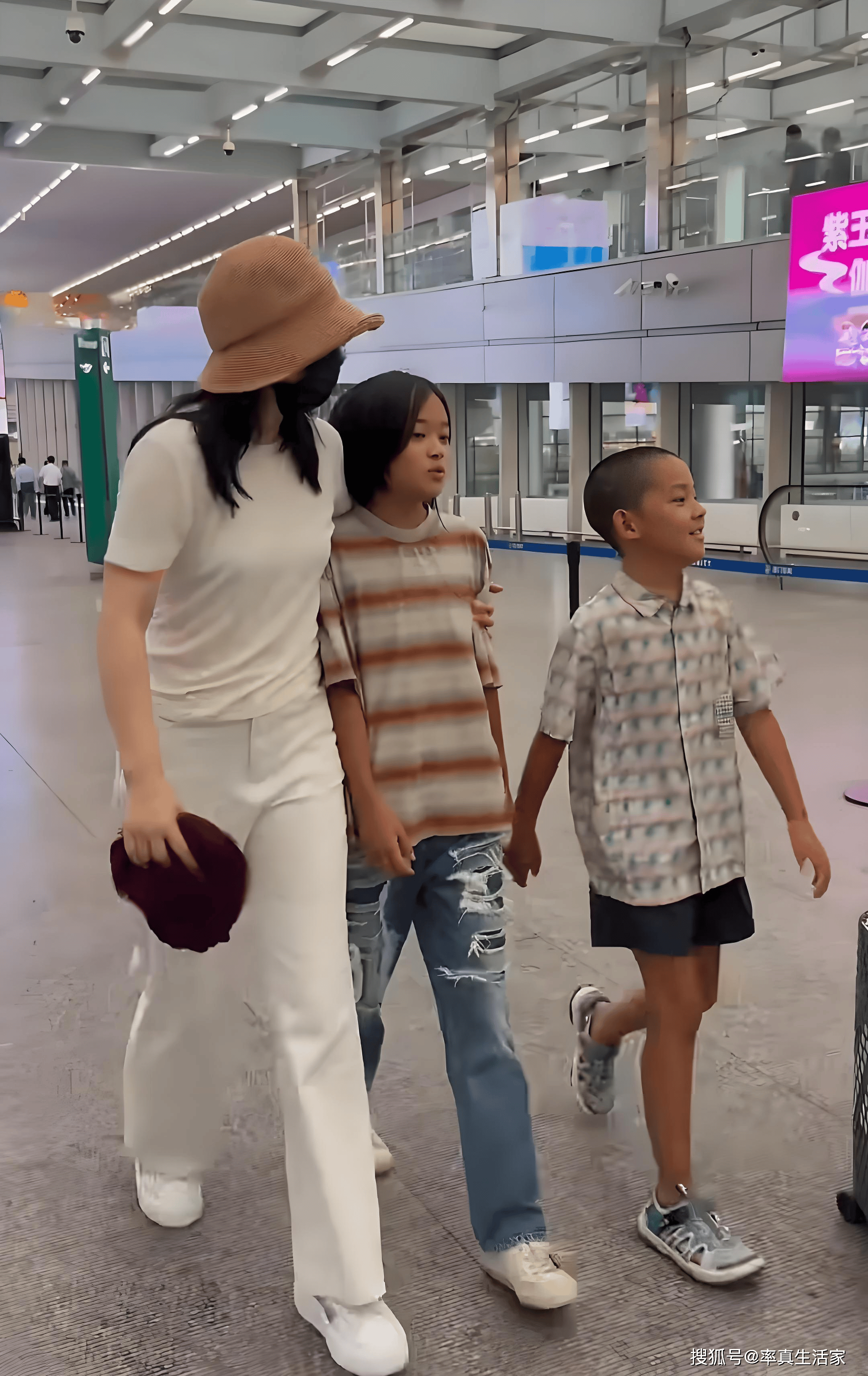 12岁的快快眉眼间很像妈妈,连黑眼圈都继承了