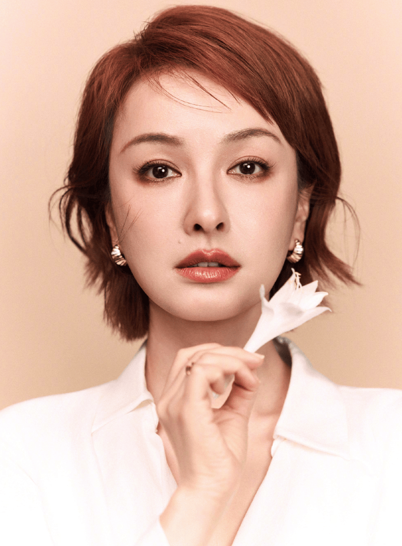 米白色荡领衬衫与黑色高腰裙的高级搭配在细节上,吴昕的发型更显用心