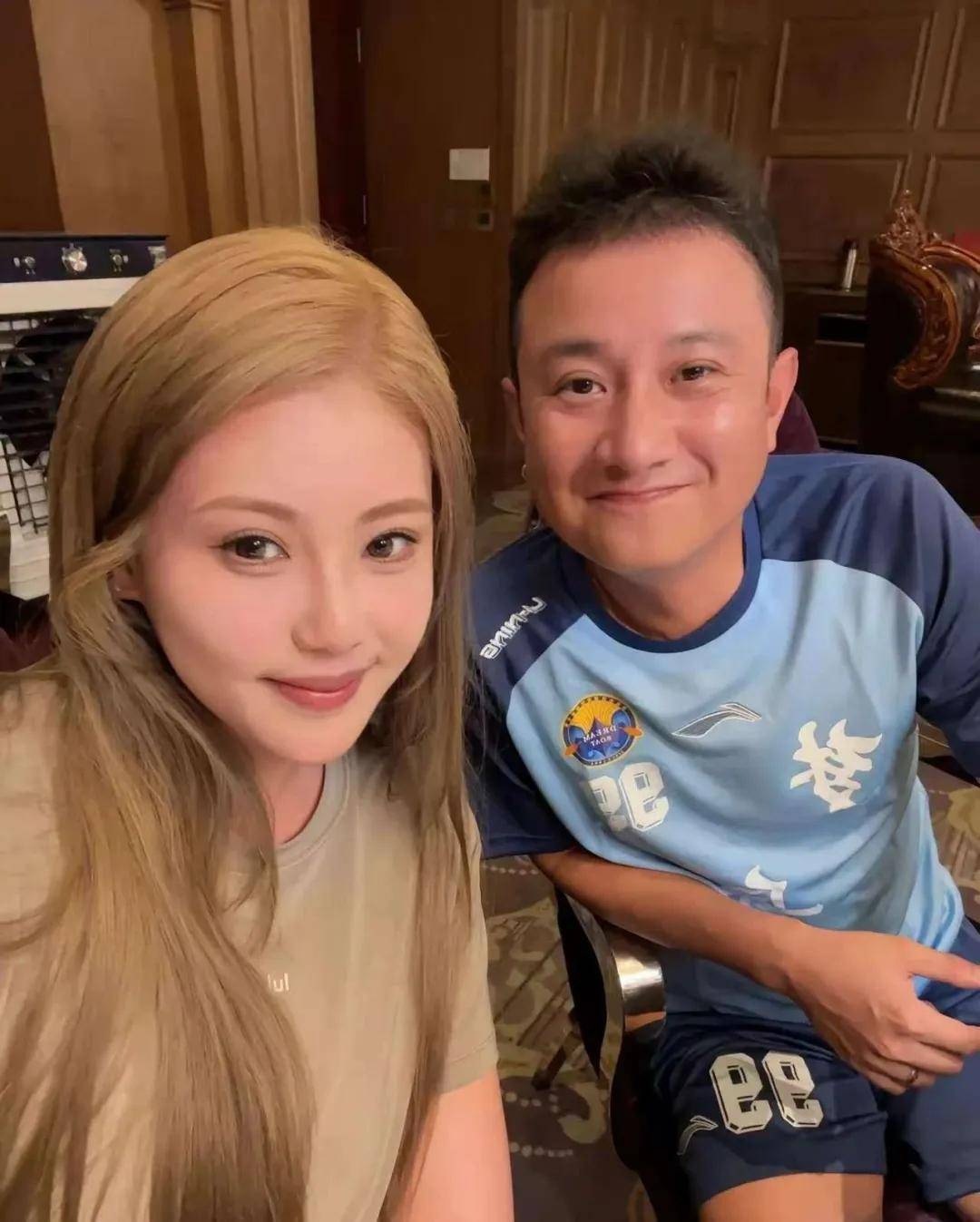 _朋友之间戴戒指的戴法_朋友的戒指带哪里