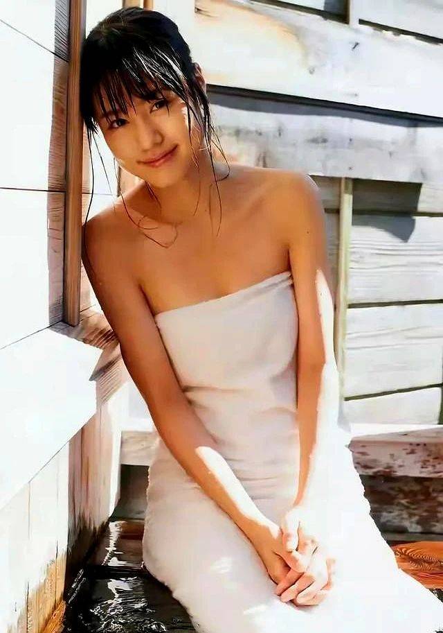 日本女星有村架纯写真又纯又欲！不是丰乳肥臀也性感撩人