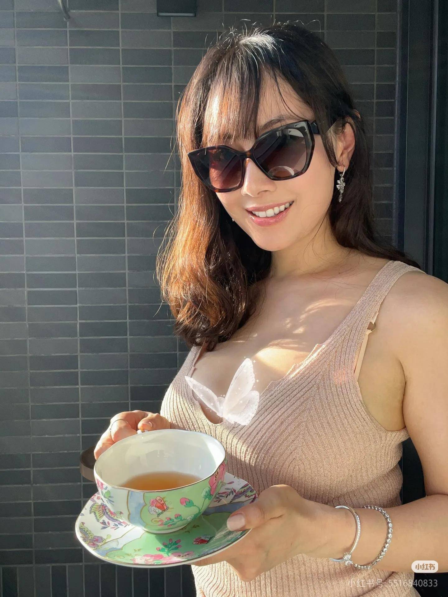 袁嘉敏分享最新写真照,展现独特魅力,传递愉悦心情