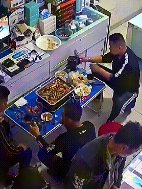 搞笑GIF：这姐路人视角长这样啊，真的惊艳了路人!