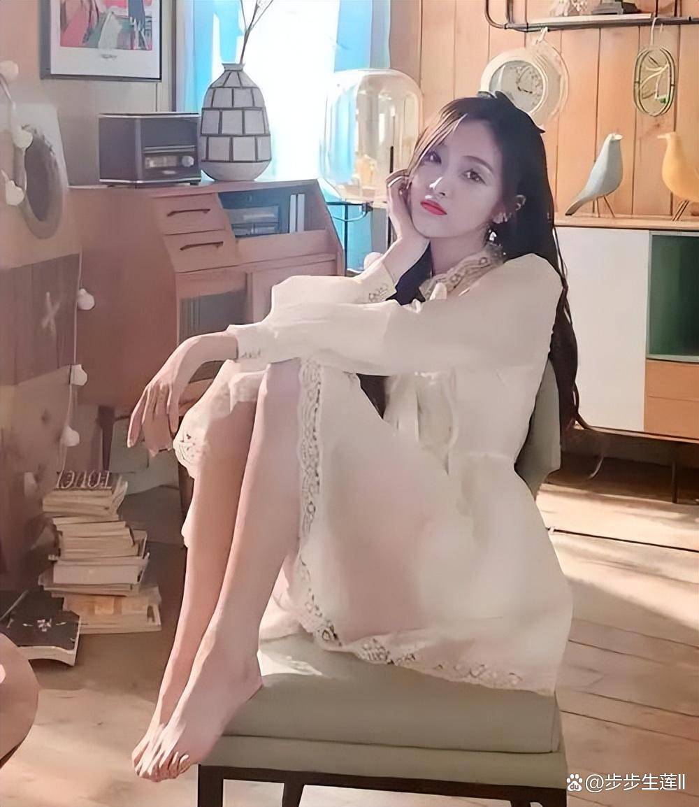 "腿精"吴宣仪,甜美火辣的光脚写真集!