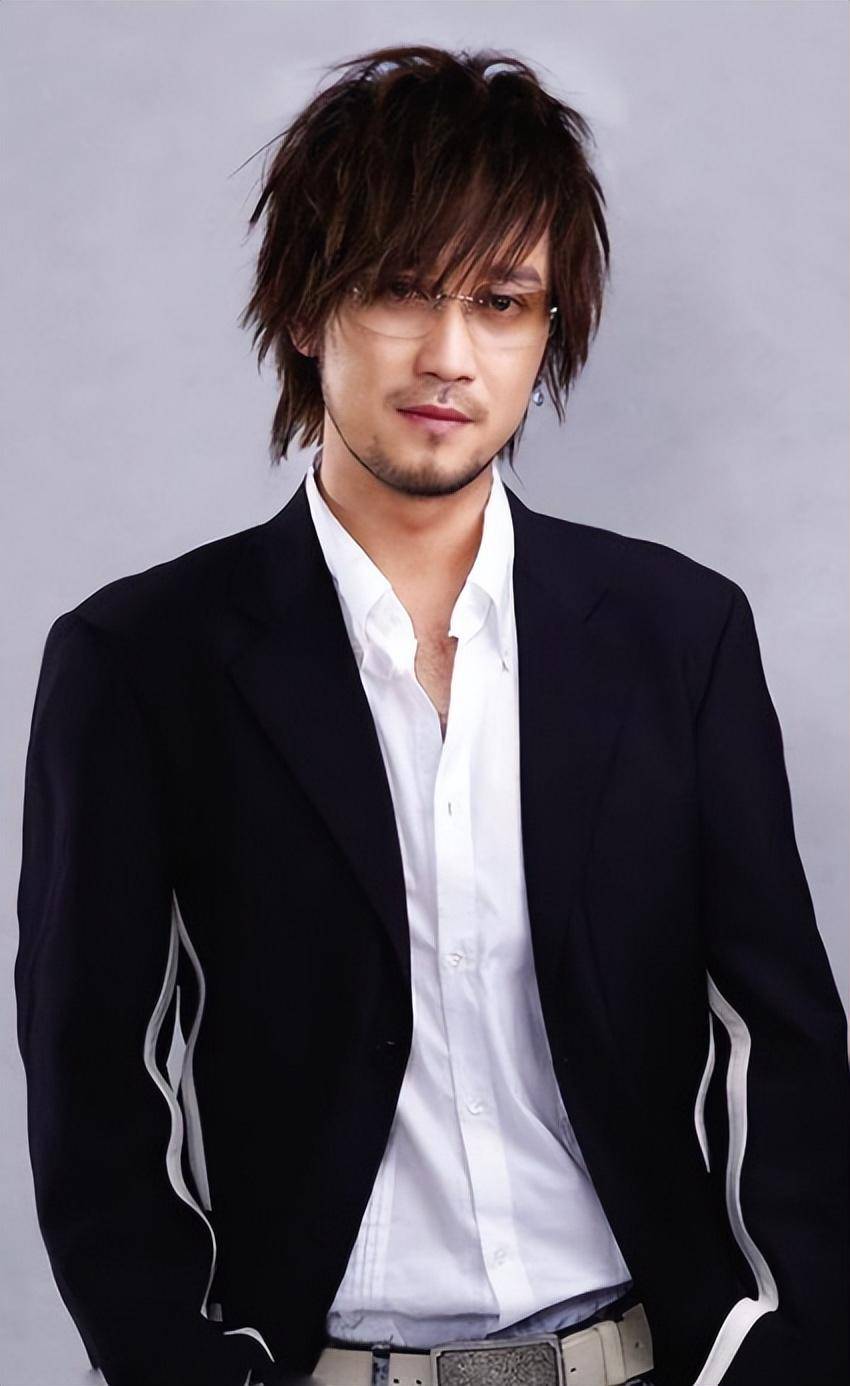 原创周传雄大合唱黄昏打脸某知名女星属于他的时代尚存