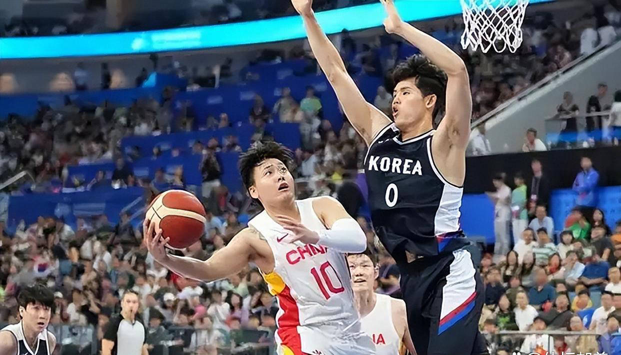 分析中国和韩国男子篮球队之间的优势，缺席以