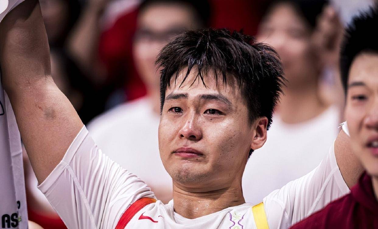 亚洲杯疯狂一夜!决赛对阵出炉,中国男篮冲17冠,赵睿泪洒赛场