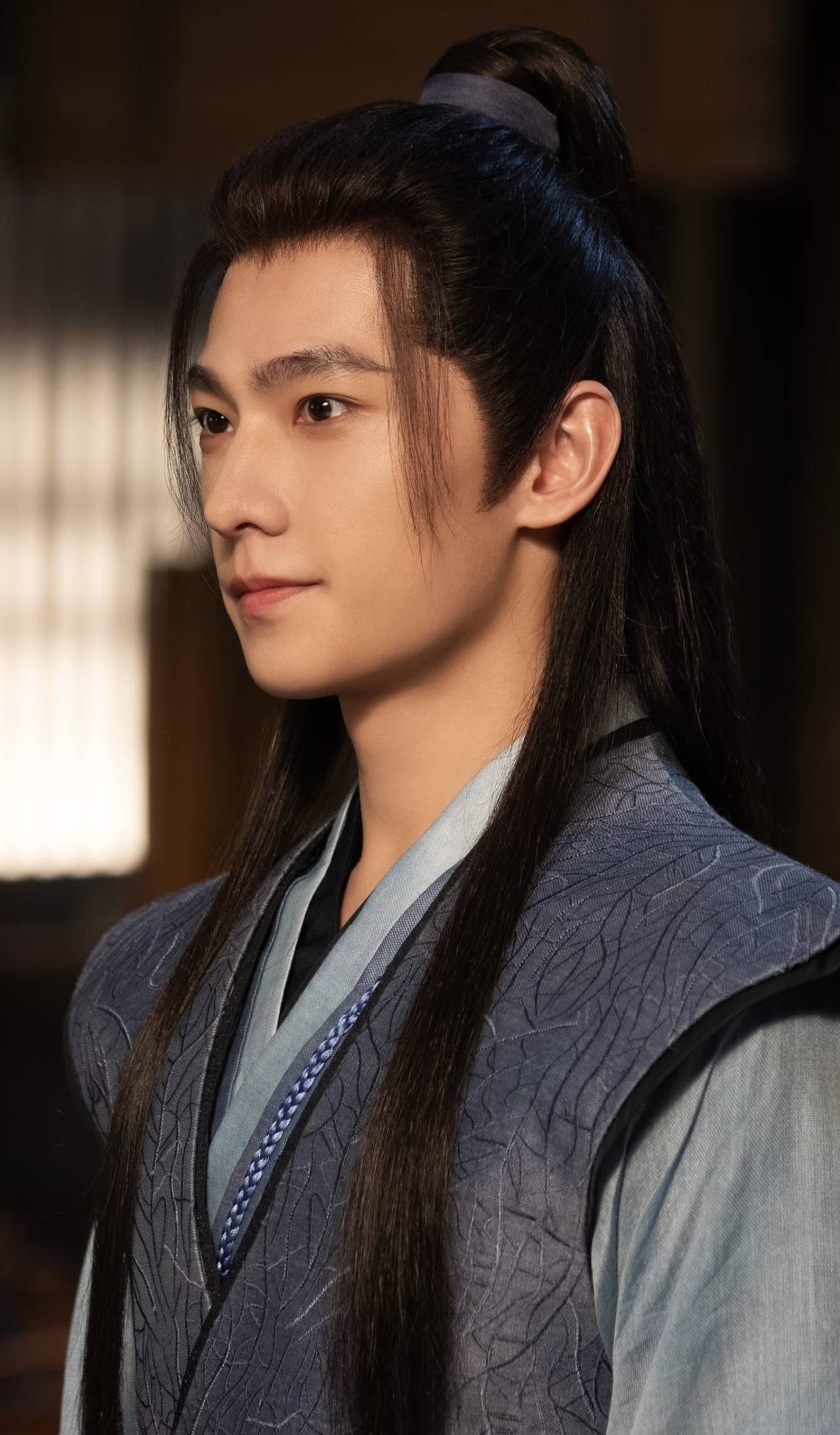 杨洋韩立背后:伤痛铸剑的演员,在争议中破茧成光