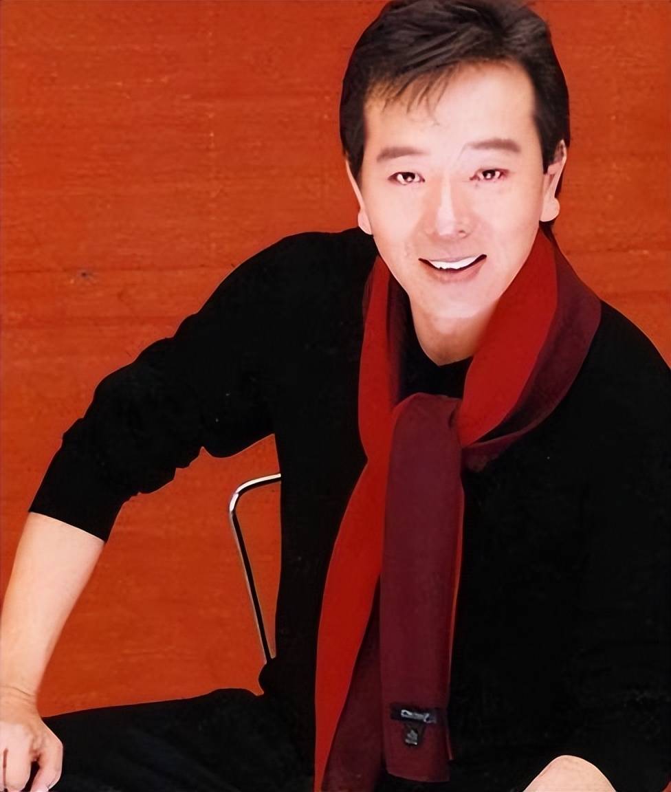 原创帅大叔张晨光出道37年0绯闻看看妻子是谁就知道了
