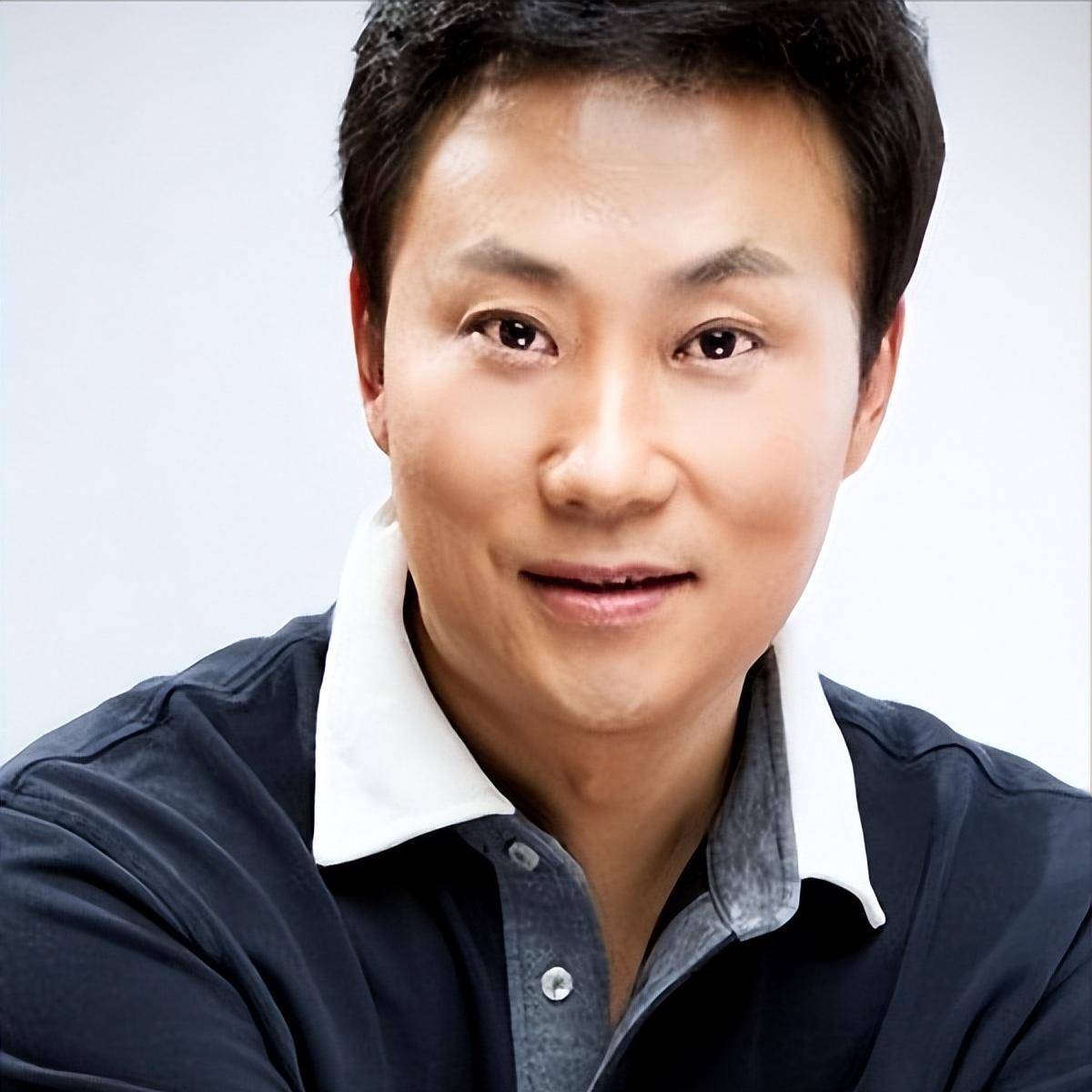 歌手耿为华:被小14岁女粉苦追2年,离婚那天和女儿抱头痛哭