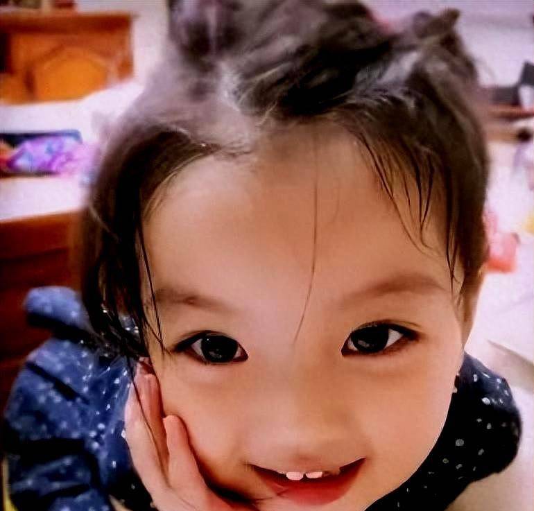 阿拉蕾现身香港迪士尼,儿时可爱不再,被吐槽长得又老又小
