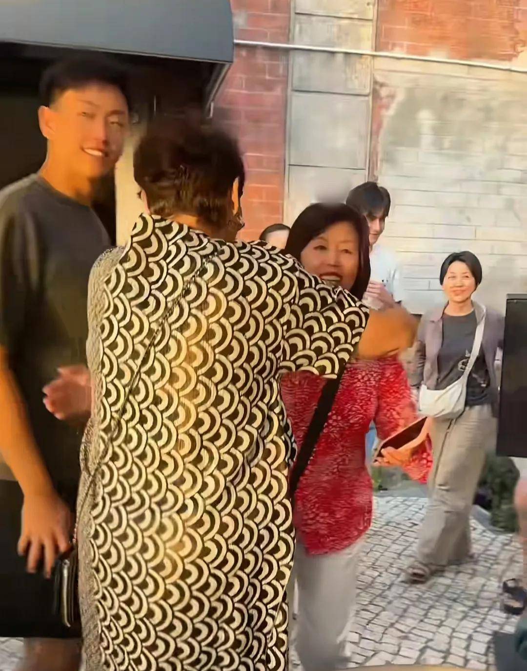 巴特尔妻子葡萄牙低调嫁女大女儿和妈妈很像小儿子高大帅气