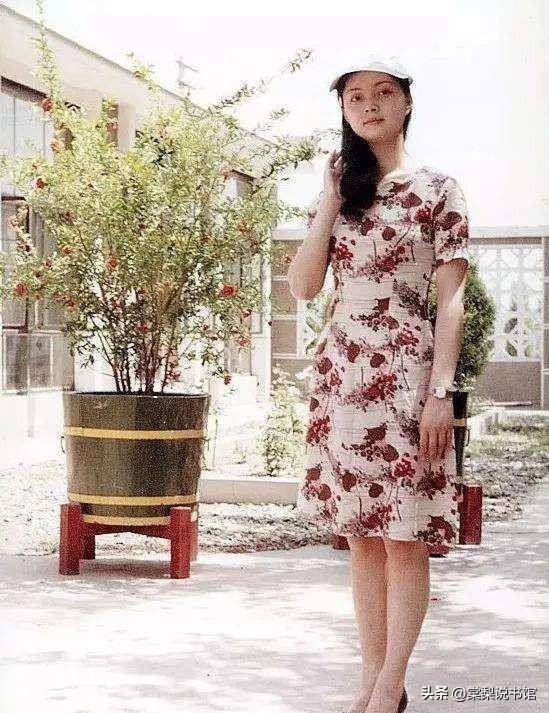 欧阳奋强说,当年她太美,被很多人暗恋,这些照片就是最好的证明