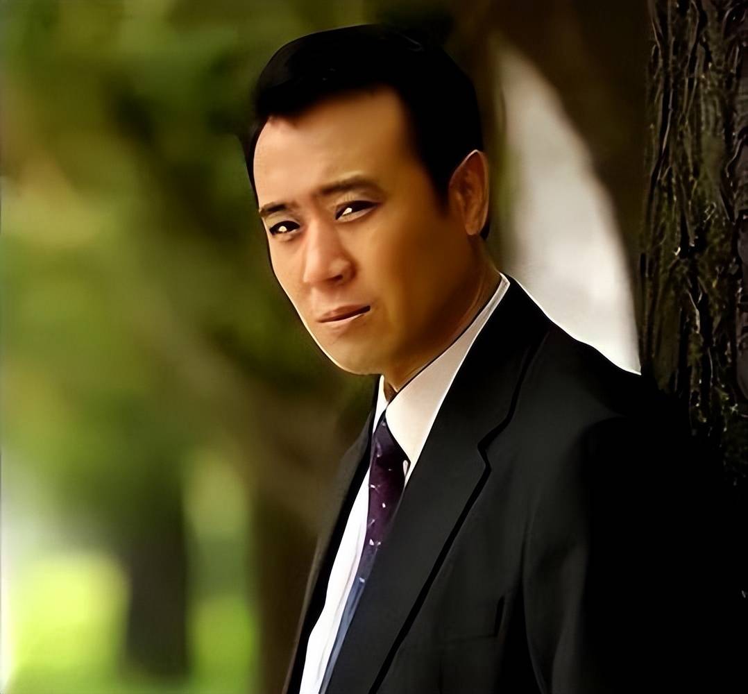 3岁丧父,吃姐姐奶水长大,成名后为8个哥姐买房,如今成叔圈顶流