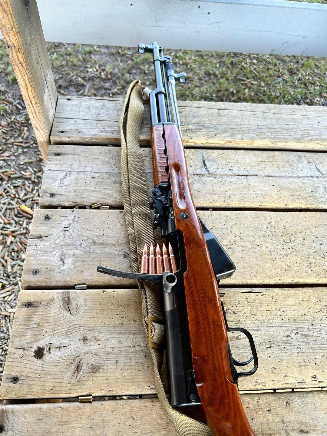 56式半自动采用桥夹装弹方式提高可靠性也存在一定缺陷