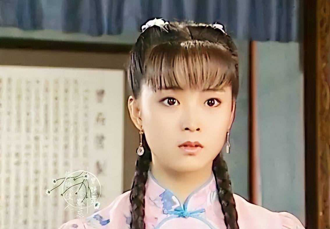 《烟锁重楼》中的曾靖萱,温婉清雅,梳着两条麻花辫,犹如一株默默盛开