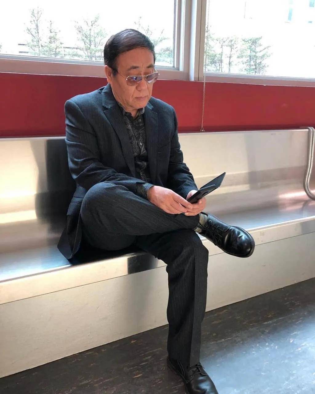 tvb老戏骨因身体问题退出幕前,港铁站被拍,曾成功演绎内地富豪