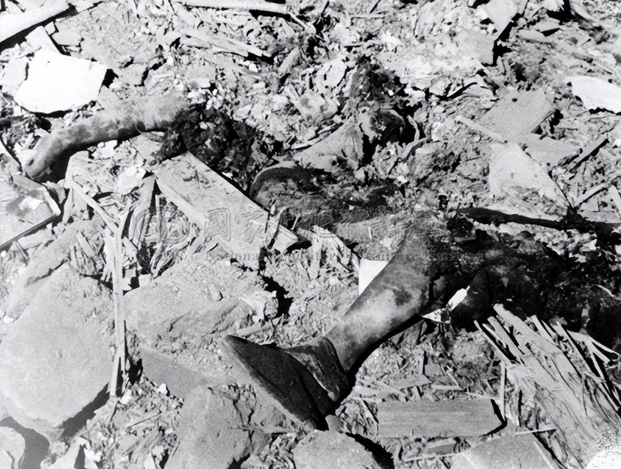 日军对这座城市实施无差别轰炸,有遇难者的头颅从房檐上被寻回