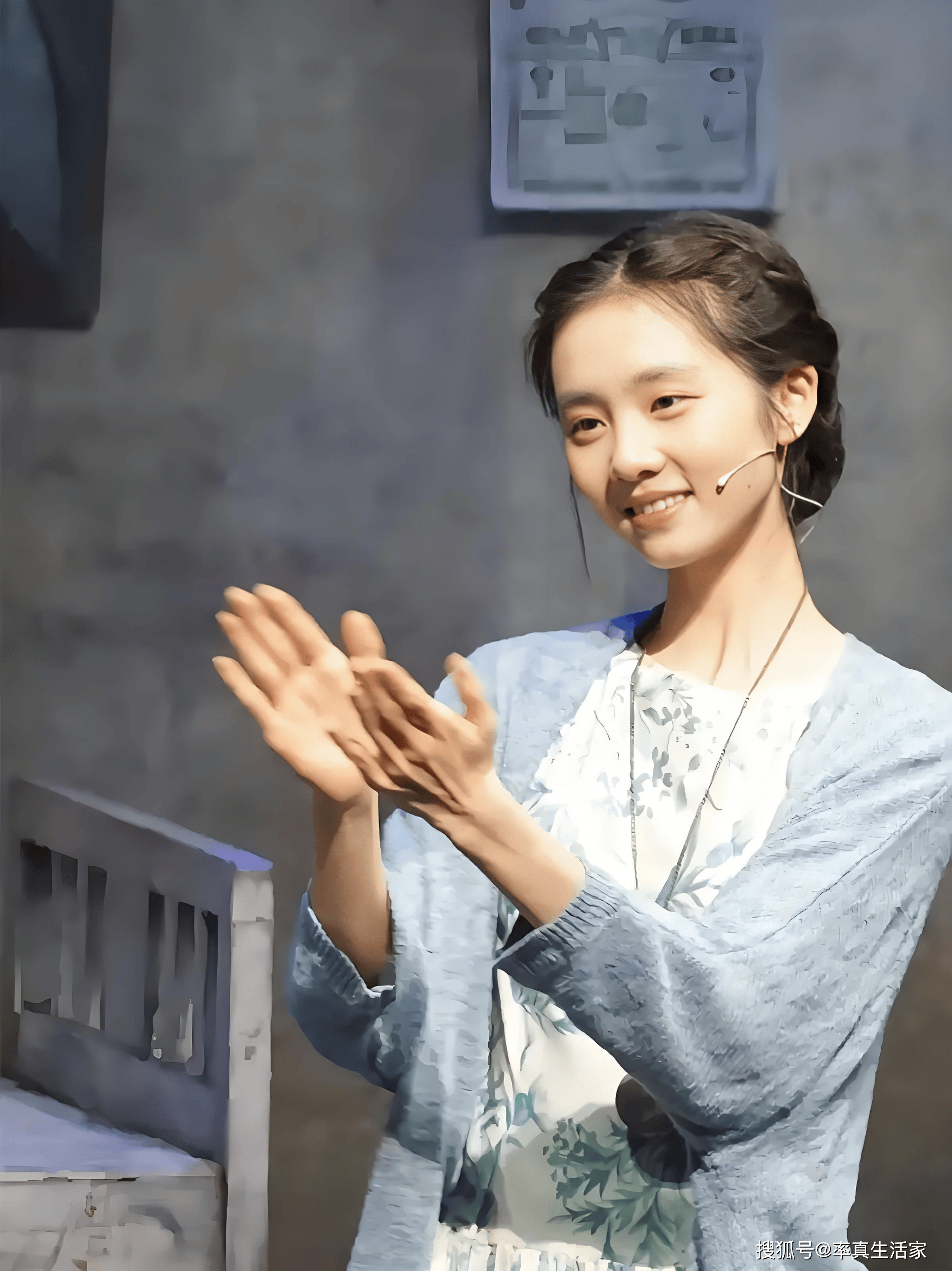 黄多多与何炅出演话剧!19岁的她已经脱去了"稚气",比孙莉还美