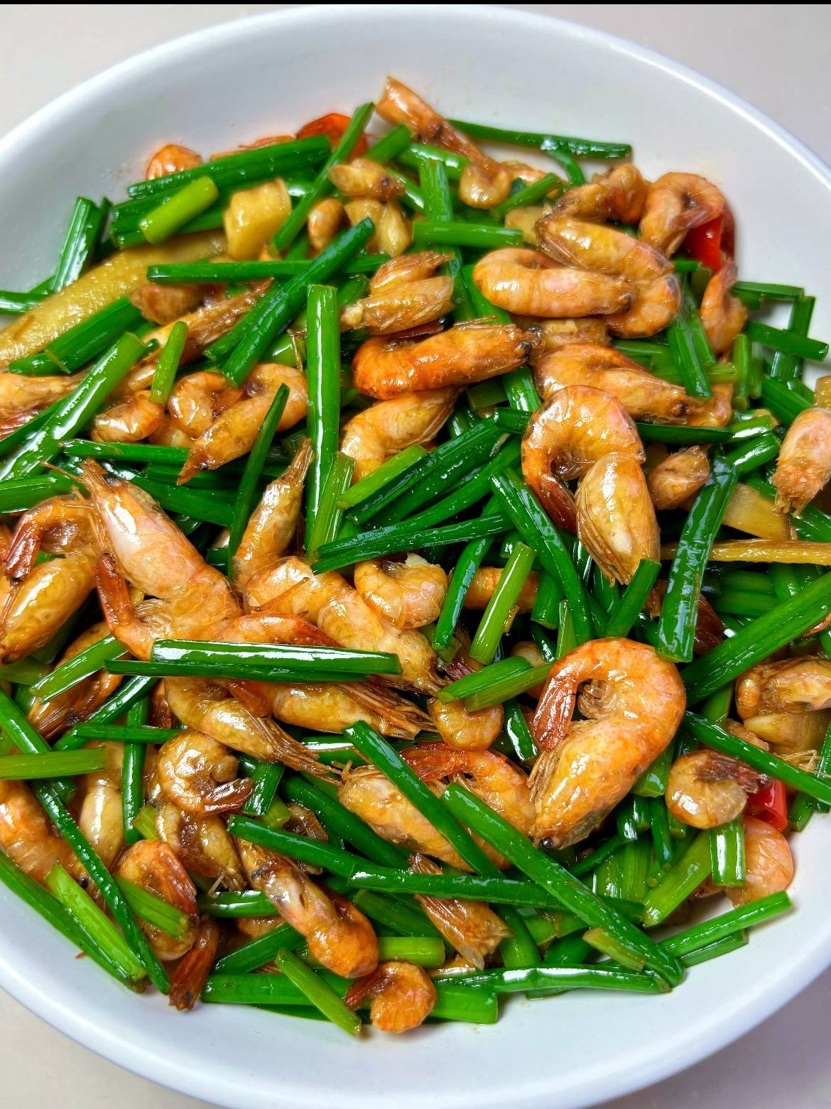 韭菜炒河虾:韭菜清香,河虾鲜嫩,藏在烟火里的家味