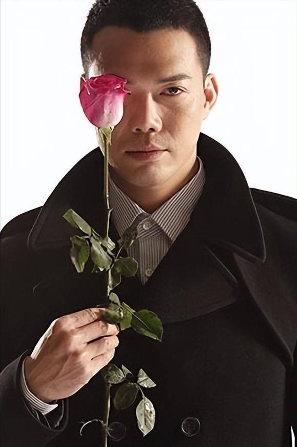 知名港星谢天华近况曝光妻儿为其澳门庆生一对子女皮肤黝黑