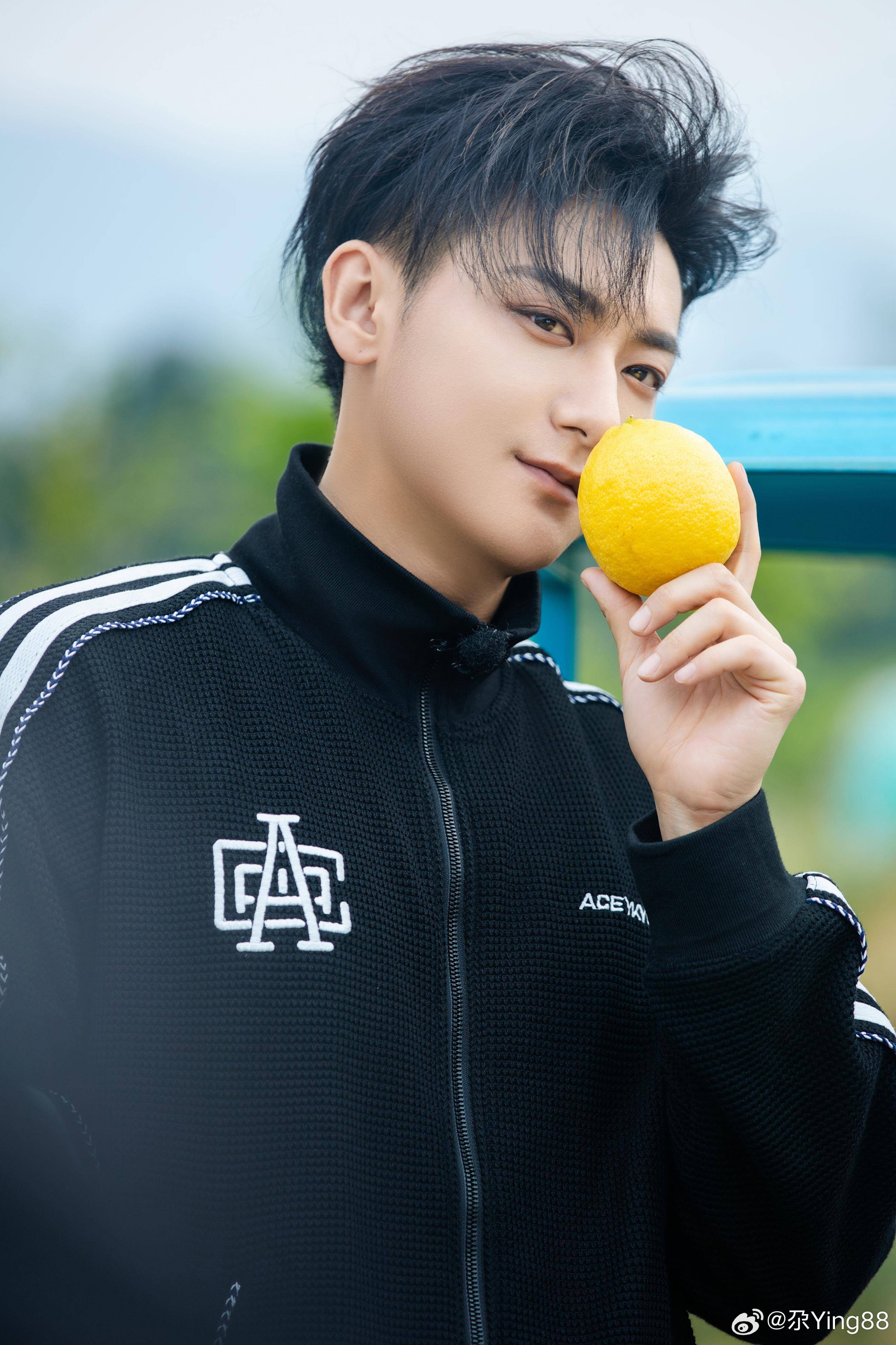 黄子韬徐艺洋的甜蜜互动引发网友疯狂猜测!