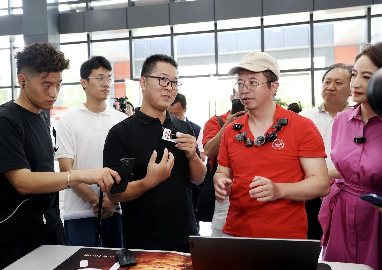 360集团创始人周鸿祎在贵州开展算力主题直播