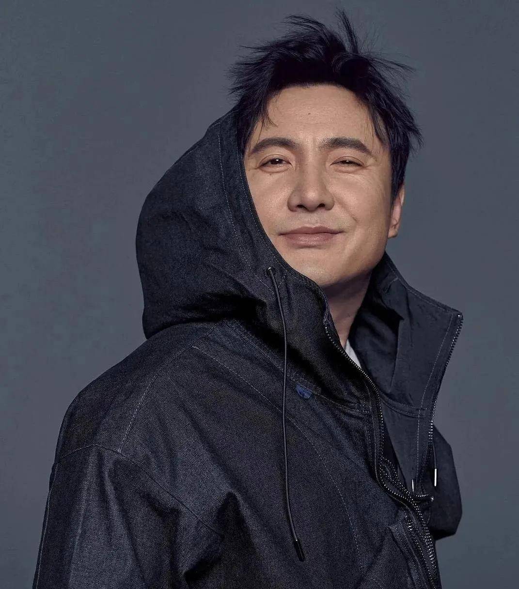 沈腾一家三口度假超幸福夫妻俩有说有笑网友:王琦胖成贾玲