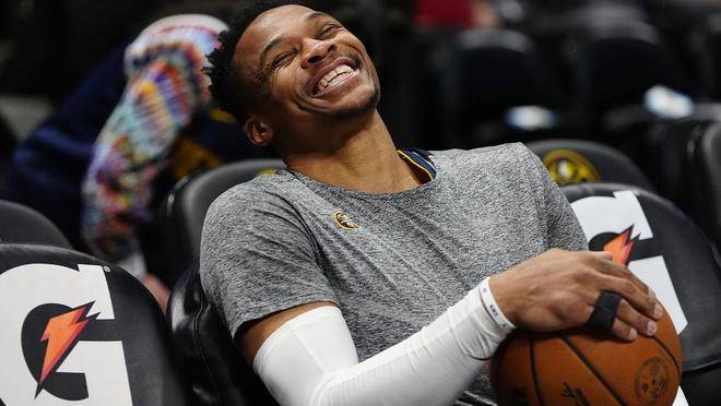 NBA传奇球星拉塞尔·威斯布鲁克在游艇上打篮球,保持状态