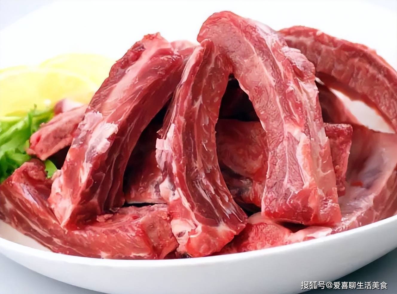 建议选择肋骨长度适中(约10-15厘米),厚度一致的部位,这样的肋排受热