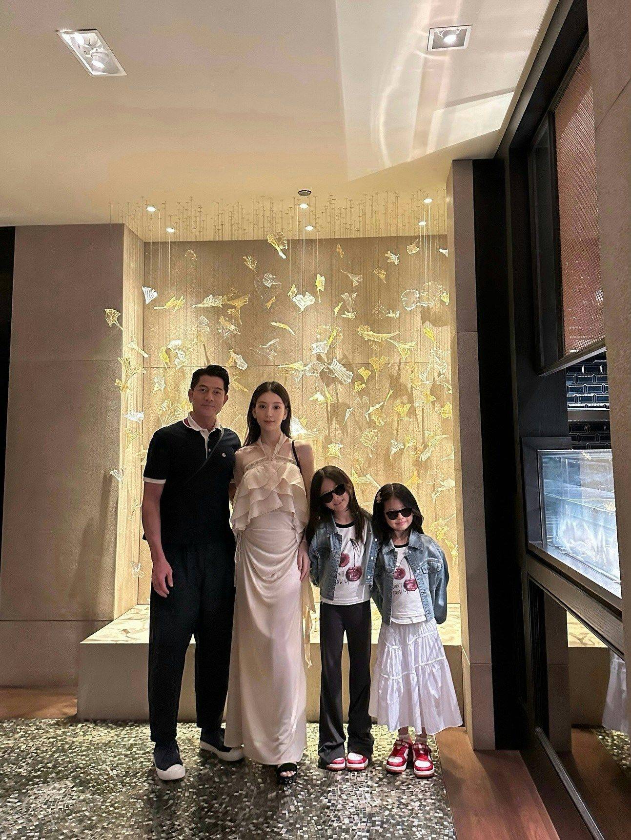 方媛怀孕八个月身穿真丝睡衣展示白皙孕肚临产在即