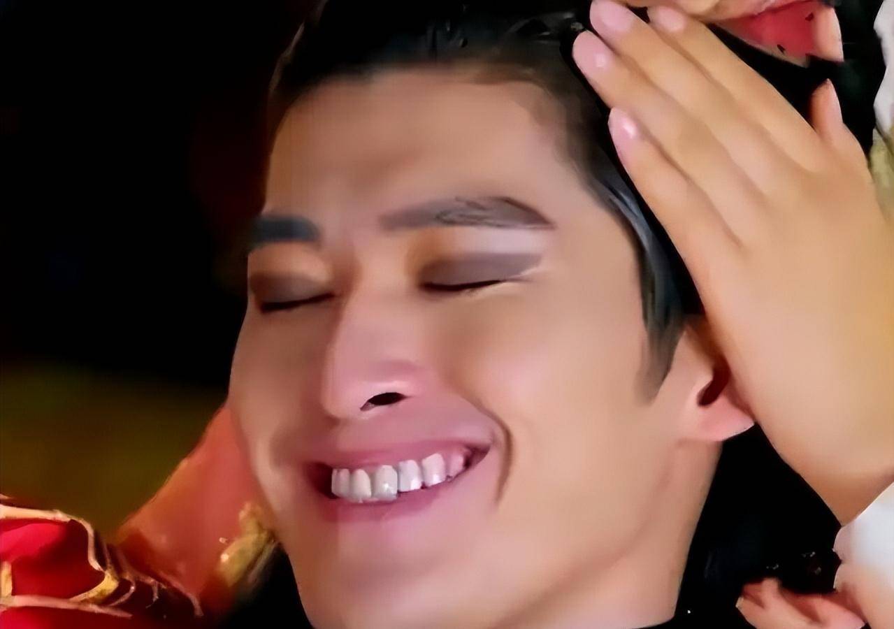 彼时的郑爽人气居高不下,堪称顶流小花,甚至让杨紫,迪丽热巴