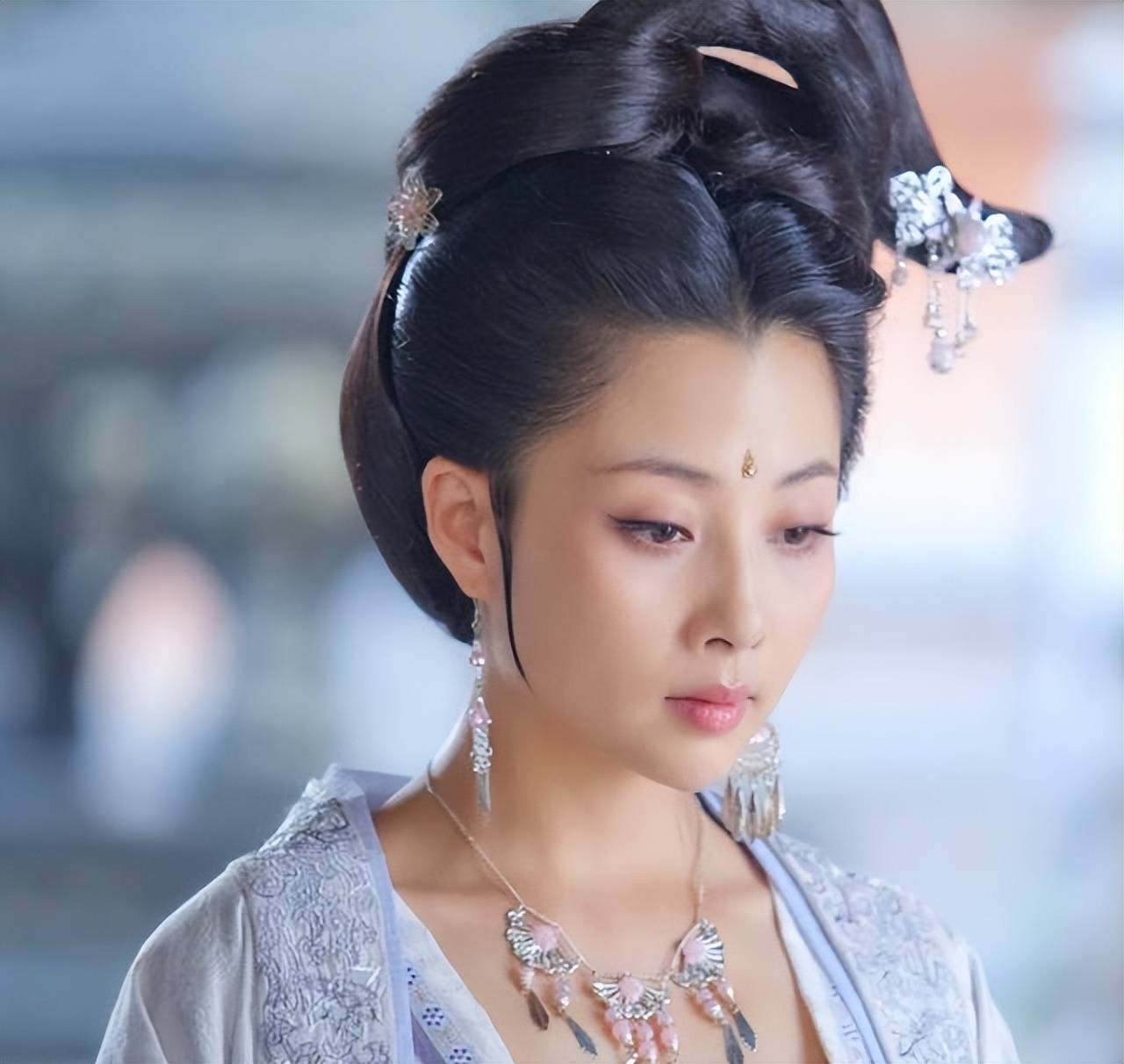 她是演员中的女富豪,多辆豪车轮流开,如今46岁却活得像20岁