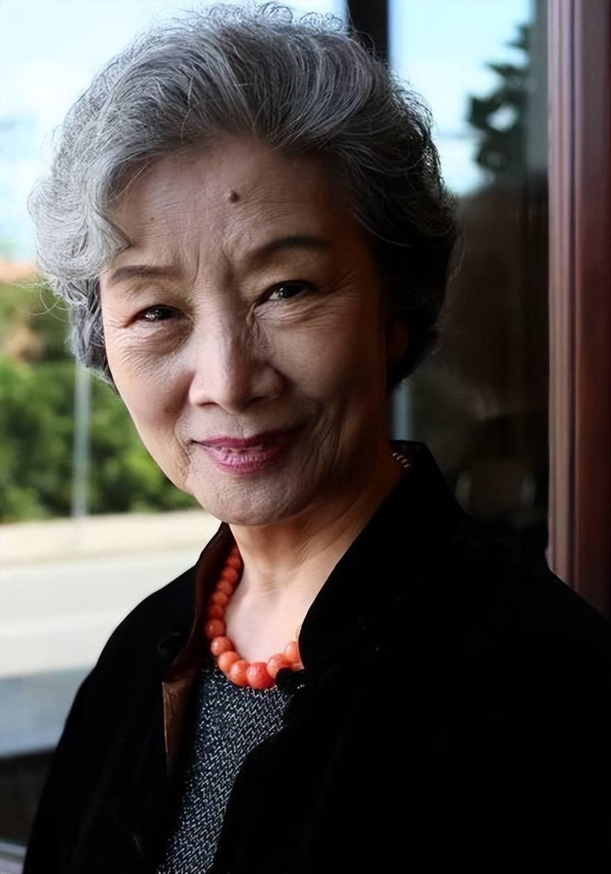 吕中:嫁给同学,今儿子是导演,儿媳是著名演员,女儿是国人骄傲