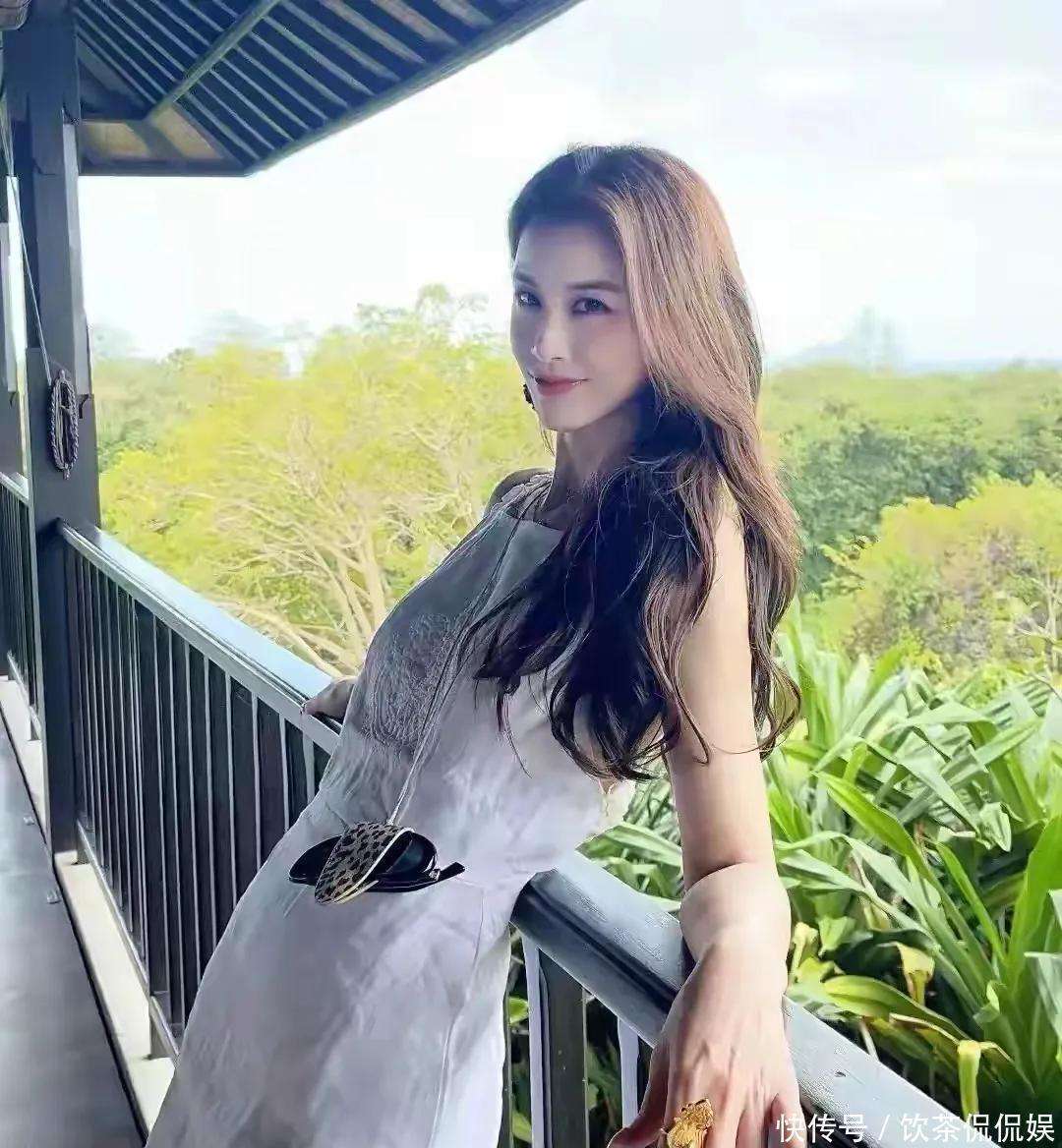 42岁黄圣依巴厘岛度假,白得晃眼瘦得离谱,状态好到令人怀疑人生