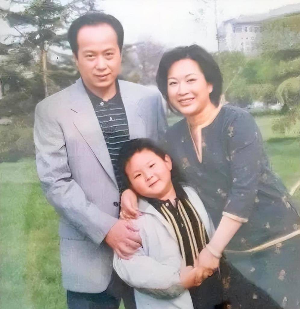 罗京儿子:父亲去世16年,因为他的一句话,母亲再婚时引全网点赞