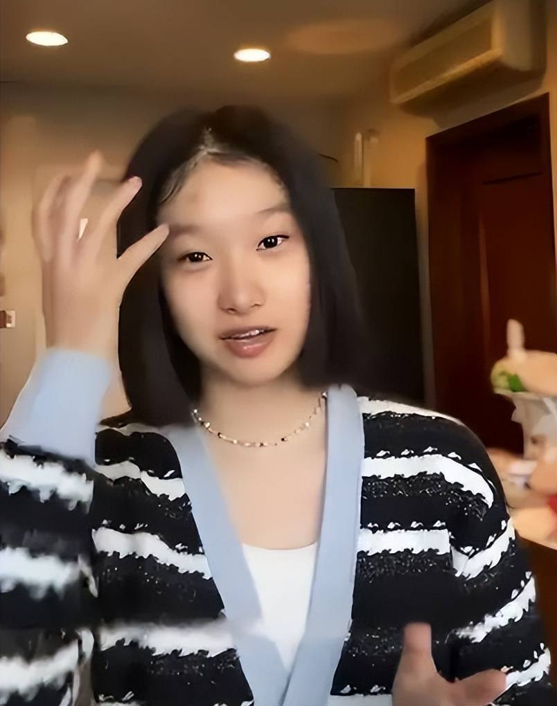 文章俩女儿近照曝光,爱马跟妹妹都是美人胎子,同款小长腿抢镜