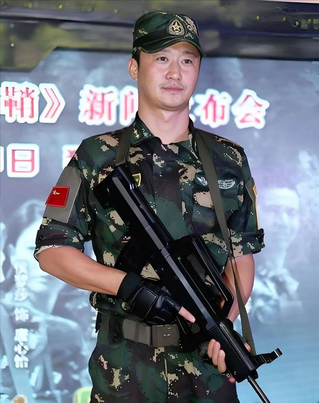 吴京的"军装情结"一直饱受争议.网友找出大